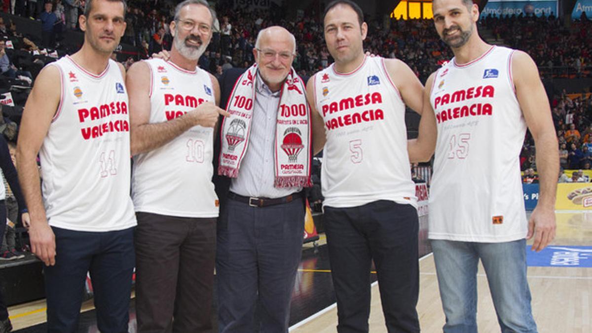 Juan Roig en el partido 1.000 ACB junto a antiguos jugadores como Nacho Rodilla, Víctor Luengo, Sergio Coterón y Berni Álvarez