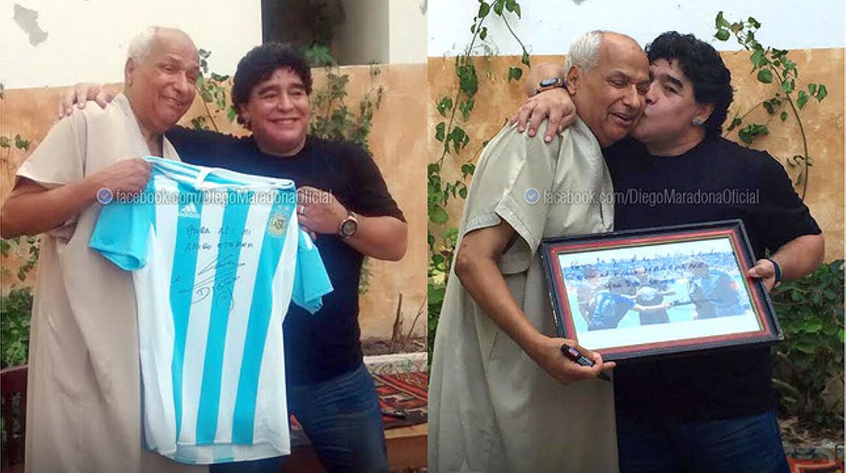 Diego Armando Maradona i Ben Nasser, a Tunis, durant la visita de l’exfutbolista a l’àrbitre que no va veure ’la mà de Déu’.