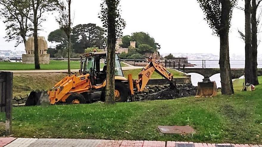 Excavadora con lodos en el río de Santa Cruz.