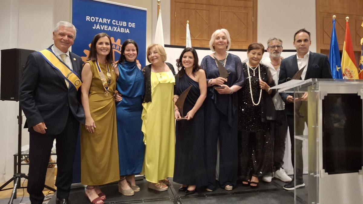 Los galardonados junto a los responsables del Rotary Club de Xàbia