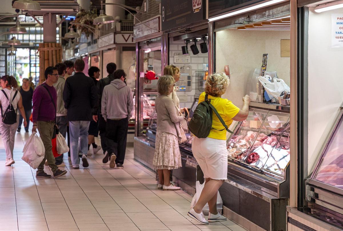 Compradores en el Mercado Central de Alicante.