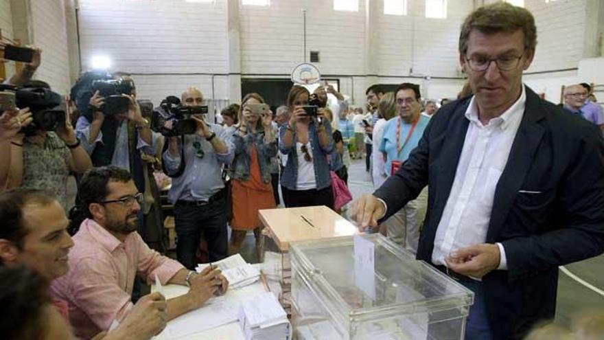 Alberto Núñez Feijóo ejerce su derecho al voto en Vigo. // EFE