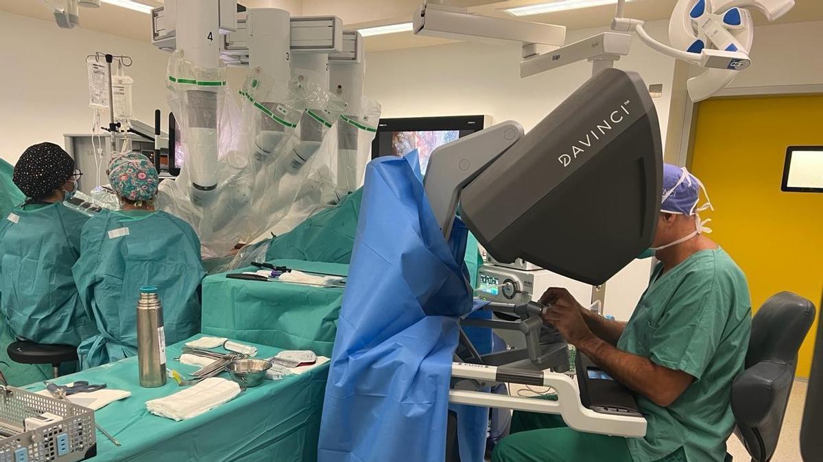 Un cirujano, a los mandos de la consola del robot 'Da Vinci', durante una cirugía en el Hospital Universitario (Chuac).