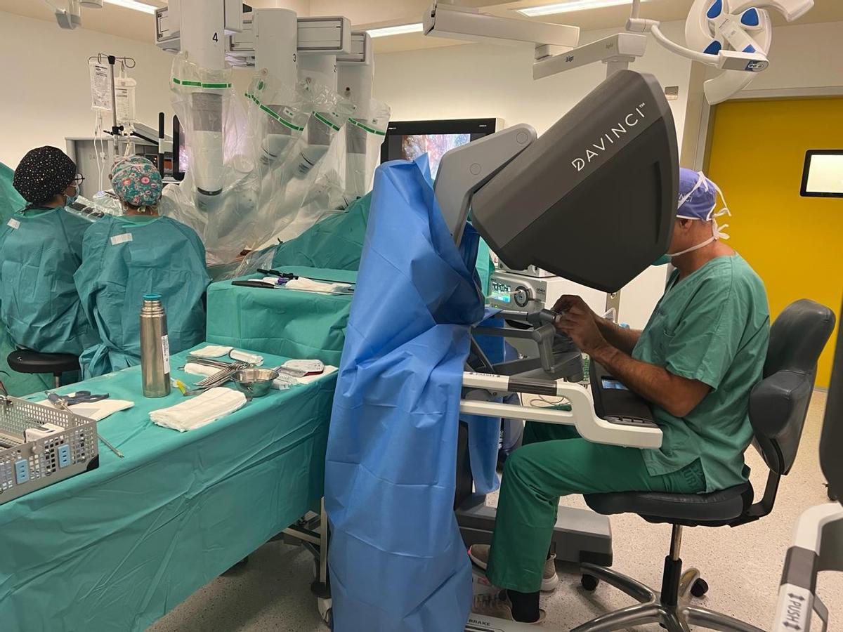 Un cirujano, a los mandos de la consola del robot 'Da Vinci', durante una cirugía en el Hospital Universitario (Chuac).