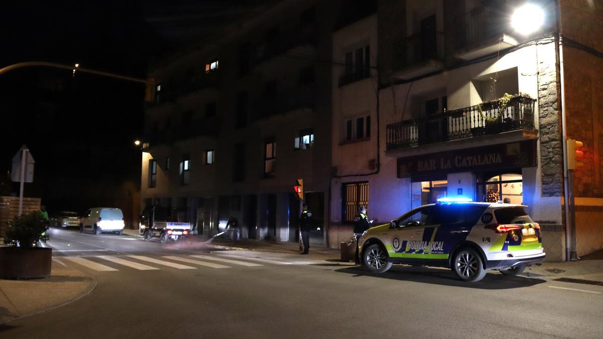 Un vehicle de la policia local de Sallent a la zona on van caure les dues bessones