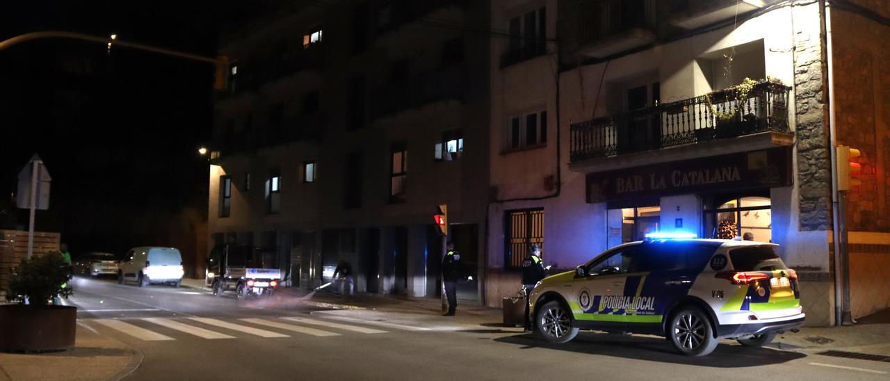 Un vehicle de la policia local de Sallent a la zona on han caigut les dues nenes