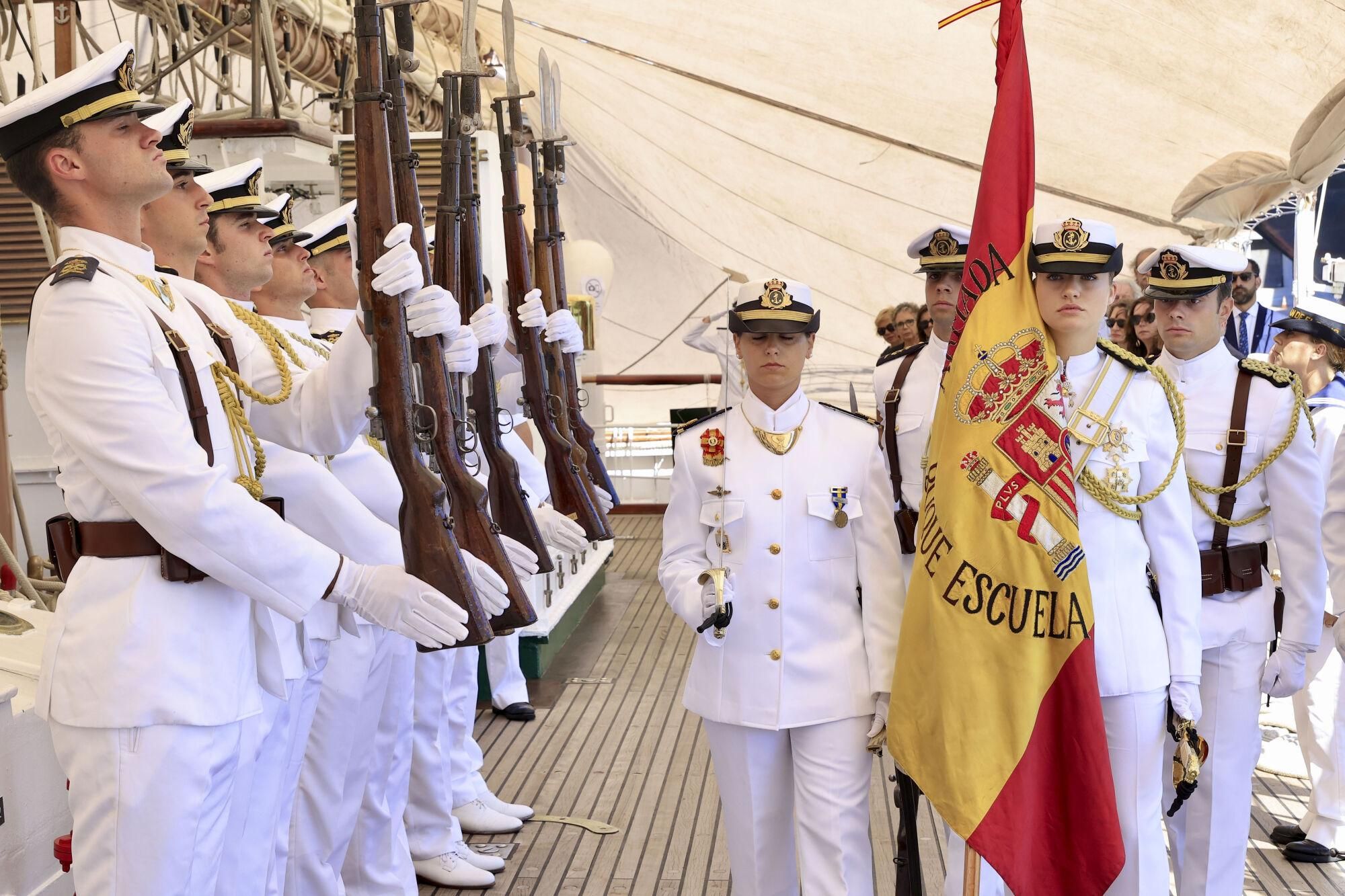 MONTEVIDEO, 07/03/2025.- La princesa de Asturias, Leonor de Borbón (2d) ha sido la encargada de llevar la enseña nacional durante la jura de bandera que ha tenido lugar este viernes a bordo del buque escuela Juan Sebastián de Elcano, que se encuentra haciendo escala en Montevideo (Uruguay). Este acto, presidido por la ministra de Defensa, Margarita Robles, ha contado con 45 españoles residentes en Uruguay, que han besado la bandera. EFE/ Francisco Gómez/Casa Real / ***SOLO USO EDITORIAL/SOLO DISPONIBLE PARA ILUSTRAR LA NOTICIA QUE ACOMPAÑA (CRÉDITO OBLIGATORIO)***. ***SOLO USO EDITORIAL/SOLO DISPONIBLE PARA ILUSTRAR LA NOTICIA QUE ACOMPAÑA (CRÉDITO OBLIGATORIO)***
