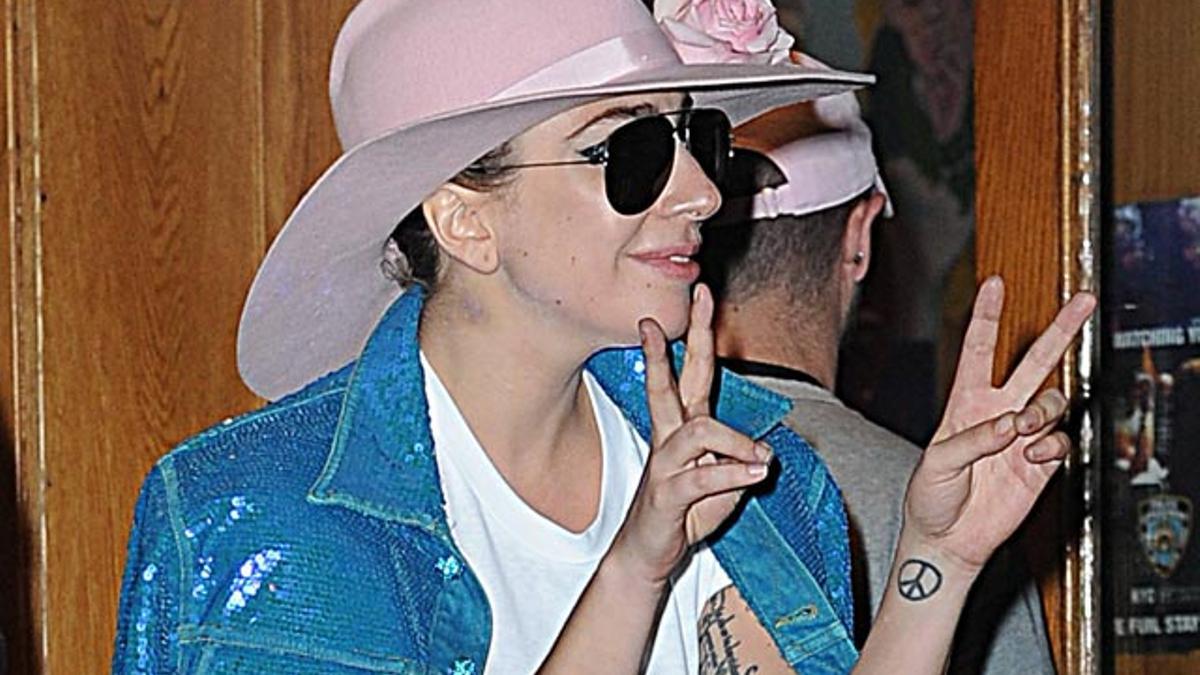 Lady Gaga con sombrero vaquero