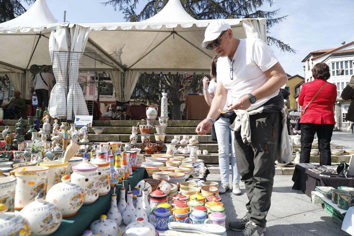 Marcial Carrasco, de Cerámica Abad, con su puesto artesano en la Feria de Alfarería Tradicional