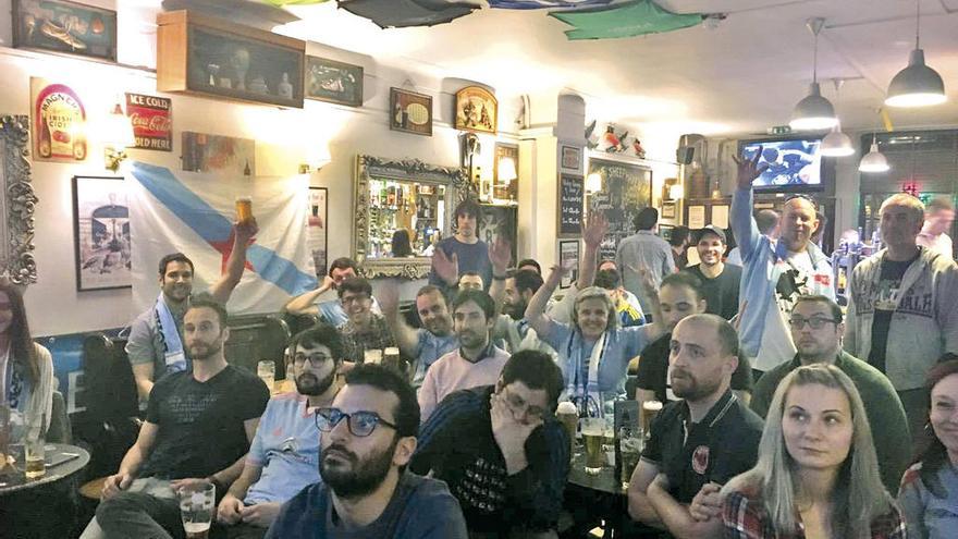 Miembros de London Celtas en el pub Sheephaven Bay, viendo el partido de Genk.