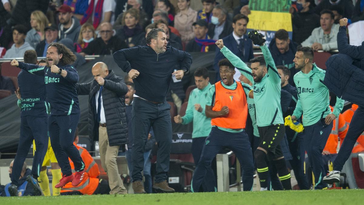 Sergio González y el banquillo del Cádiz celebrando los tres puntos en el Camp Nou