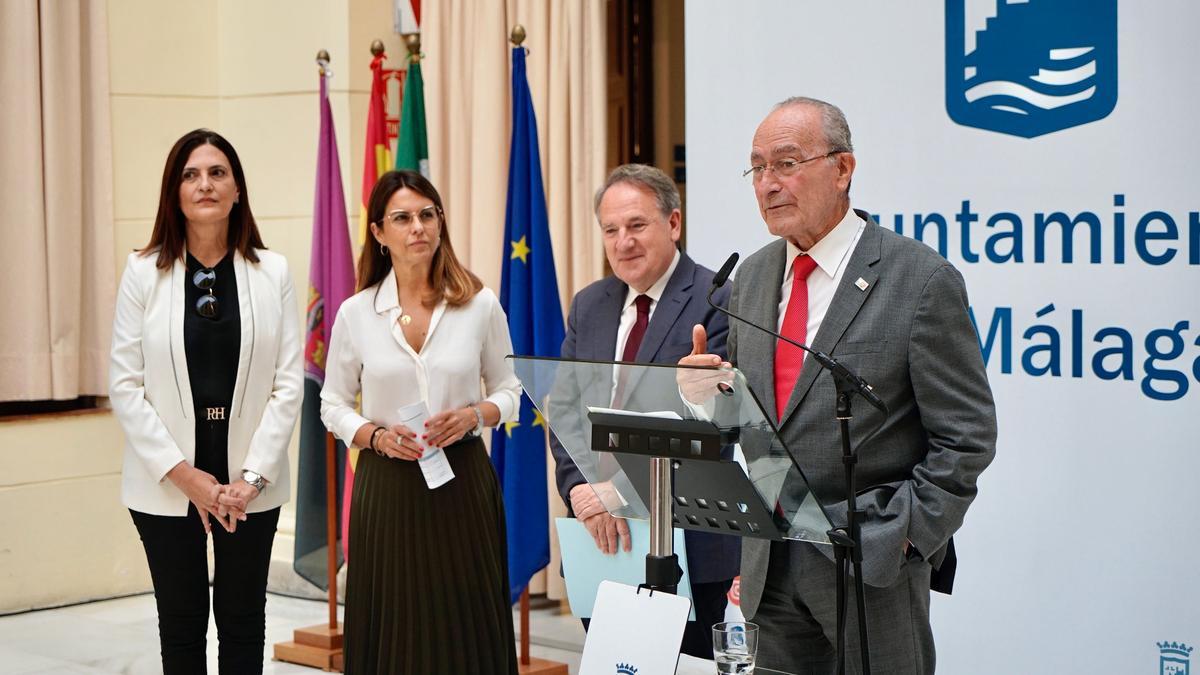 El alcalde Francisco de la Torre ha anunciado la adquisición de los nuevos autobuses.