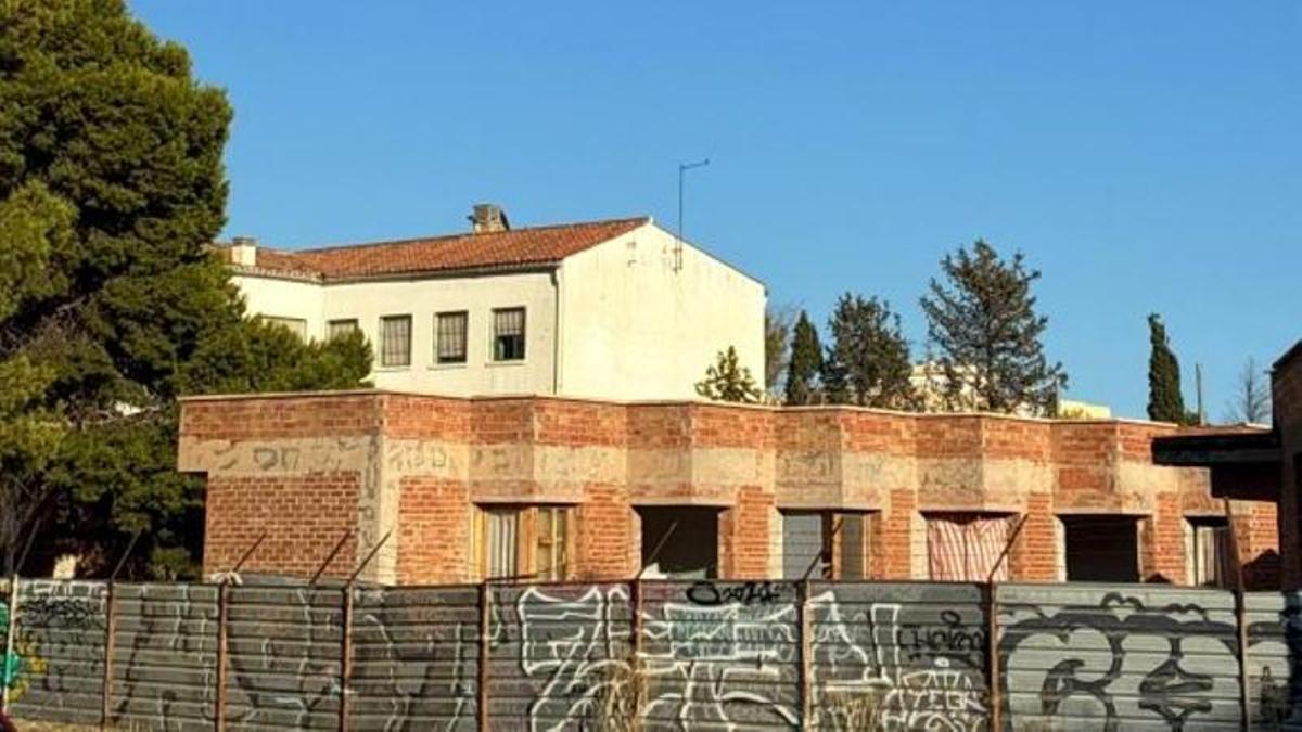 Edificios abandonados del antiguo centro Virgen de la Esperanza, en Torremolinos.