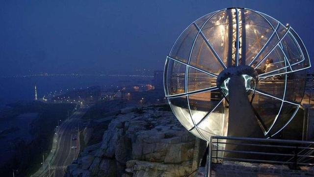 El ascensor del Monte de San Pedro, de noche.