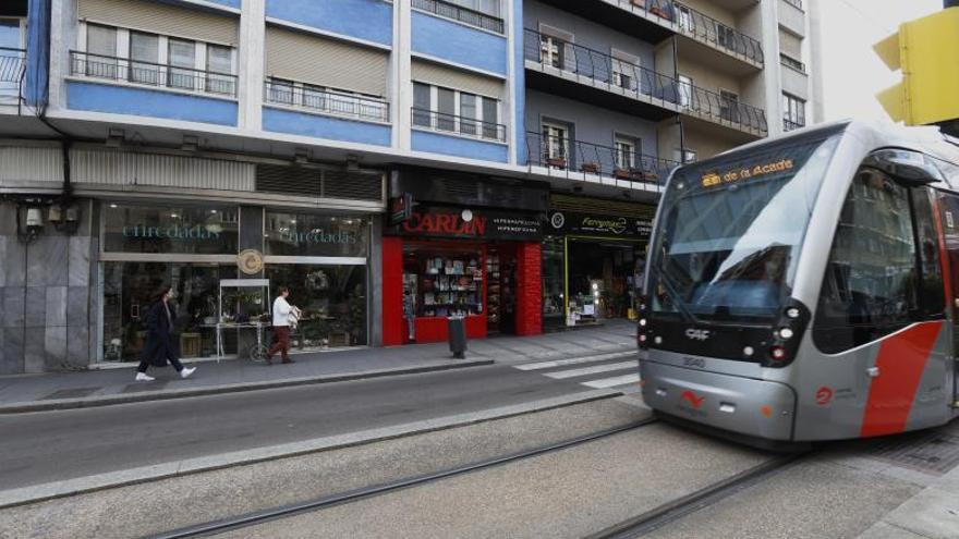 Gran Vía 8 Los negocios abiertos en el trazado del tranvía de Zaragoza admiten tener una ubicación privilegiada.  | ANDREEA VORNICU
