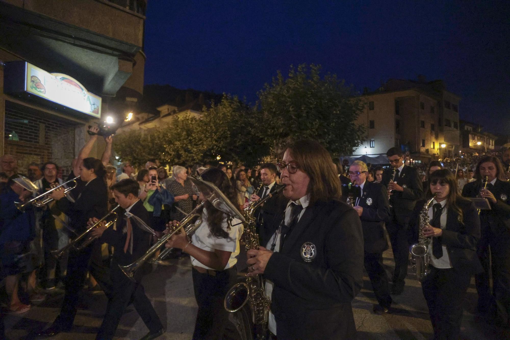 Así fue la procesión de la virgen del Otero que iluminó la noche de Pola de Laviana