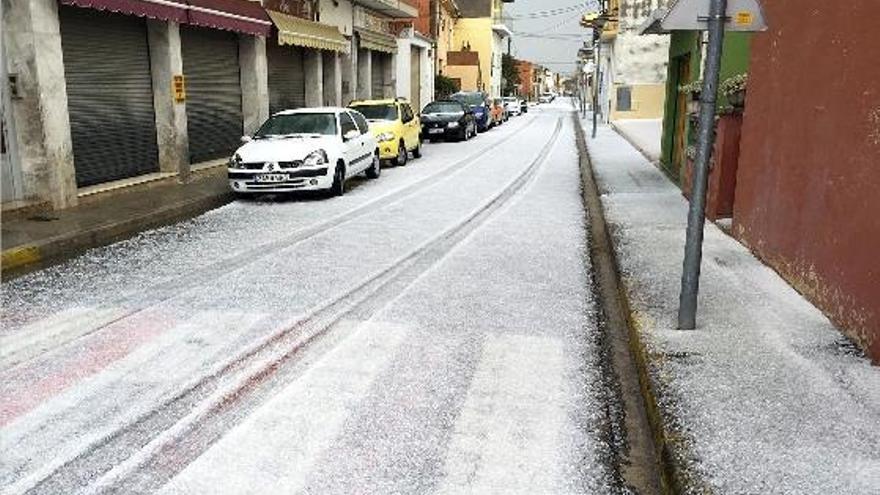 Una pedregada emblanquina la Selva i cauen bruscament les temperatures