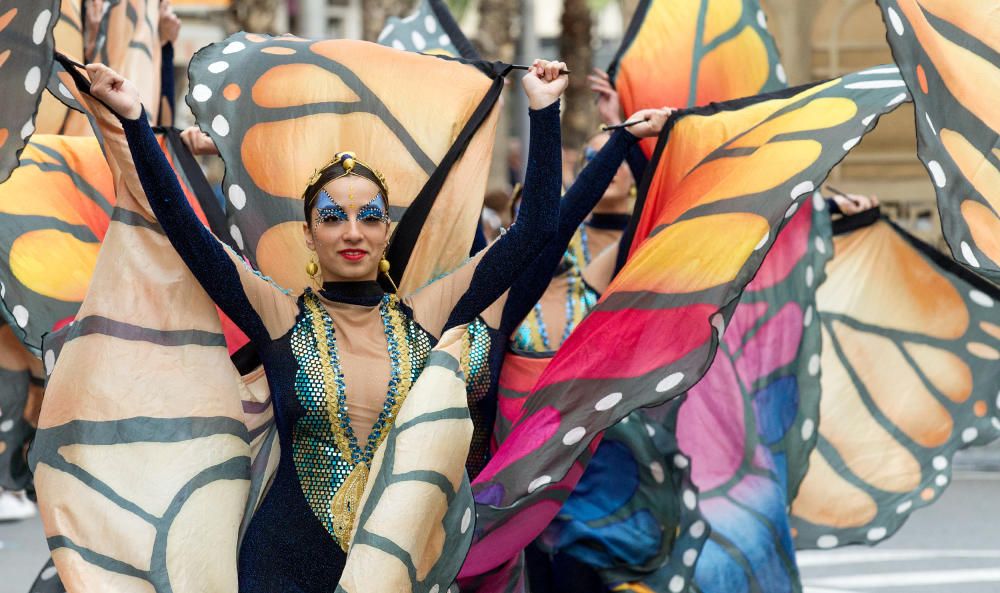 Los bailes y los trajes de los componentes de las comparsas llenaron la calle Alicante y la avenida Ancha de Castelar de colorido y originalidad.