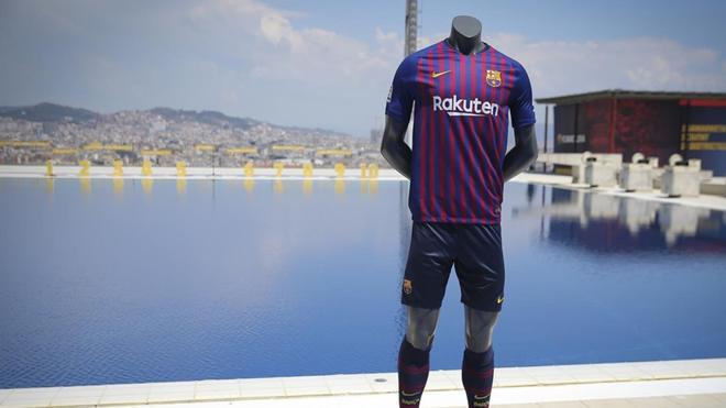 La nueva equipación del FC Barcelona, presentada en las Piscinas de Montjuic