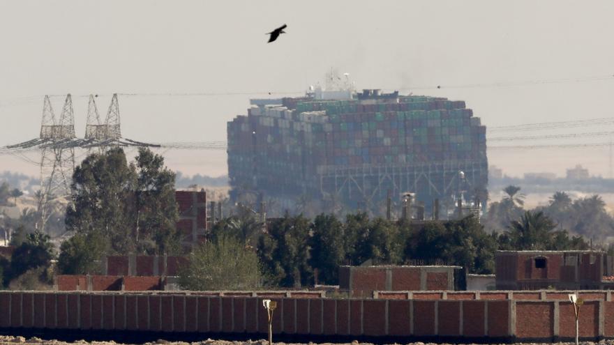 El canal de Suez, bloqueado por un carguero