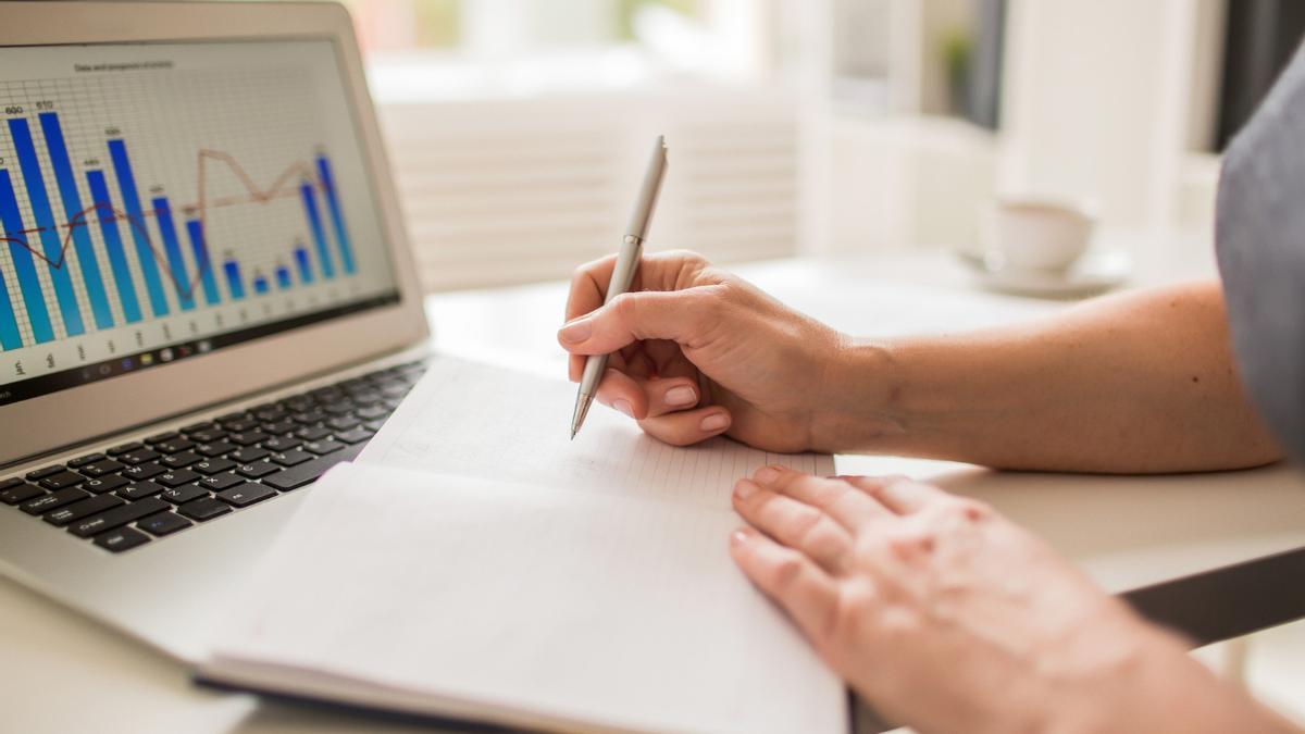 Álvaro Martínez, asesor financiero, te da las diez claves para mejorar tus finanzas en 2026: "Saber dónde va tu dinero cambia el juego"