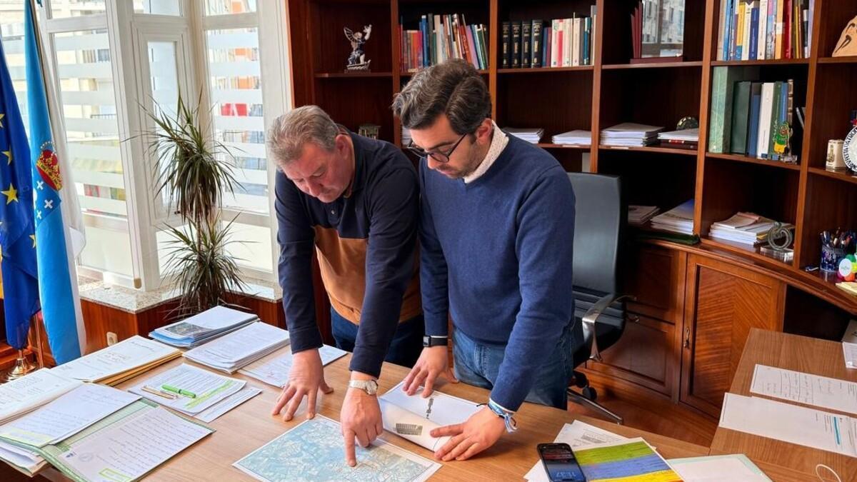 El edil Jesús Fernández, izquierda, revisa la planimetría con el alcalde Alex Doval