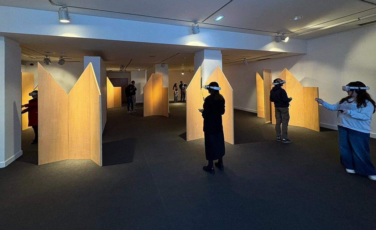 Asistentes a una de las sesiones de "Impulse", la actividad de realidad virtual premiada en el Festival de Venecia