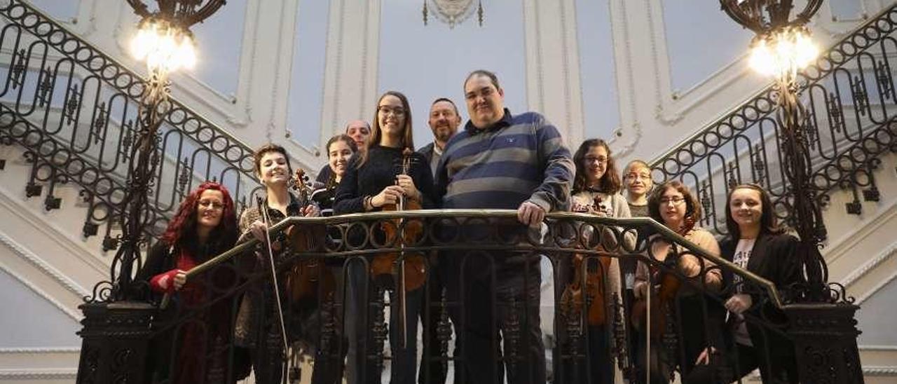 Joaquín Riquelme, en el centro, rodeado por alumnos y profesores de los conservatorios asturianos, en Avilés.