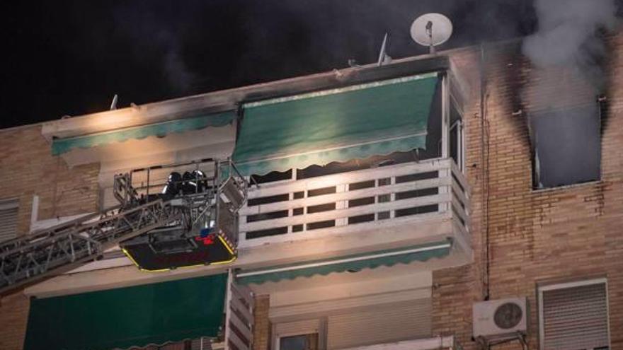 Un aparatoso incendio arrasa una vivienda en el barrio de El Pla en Alicante
