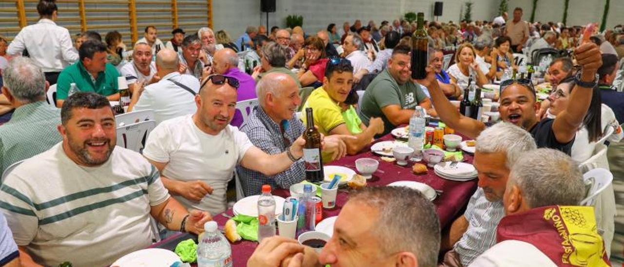 El pabellón de deportes se llenó de comensales con motivo de la comida oficial de la fiesta. |   // IÑAKI ABELLA