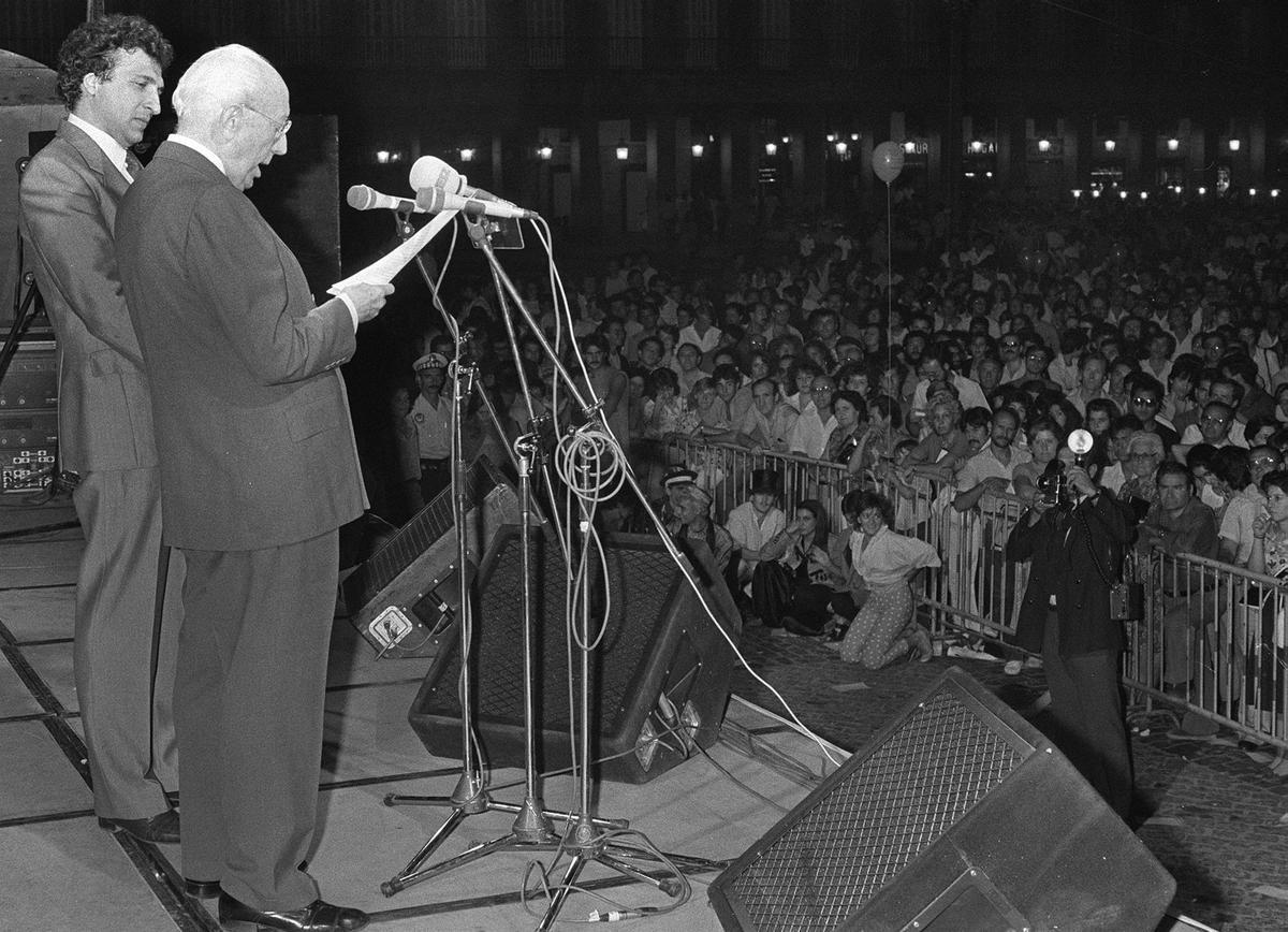 El alcalde de Madrid, Enrique Tierno Galván, inaugura en la Plaza Mayor la Semana de la Juventud, un ciclo de actividades culturales por toda la ciudad, en 1985.