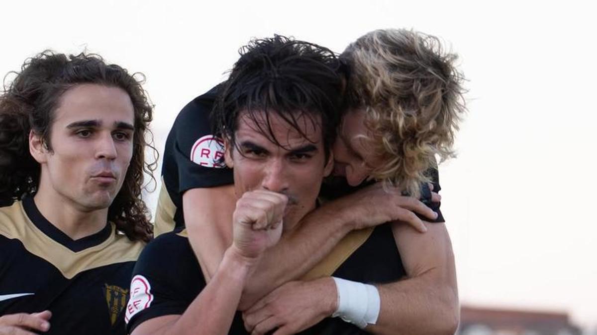 Marco Siverio celebra con dedicatoria uno de sus goles con el Moscardó.