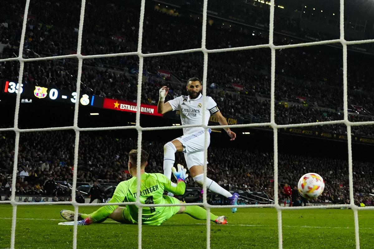 Real Madrid’s striker Karin Benzema (R) scores the 0-4 during the Spanish King’s Cup semifinal second leg soccer match between FC Barcelona and Real Madrid at Spotify Camp Nou stadium in Barcelona, Spain, 05 April 2023. EFE/Enric Fontcuberta