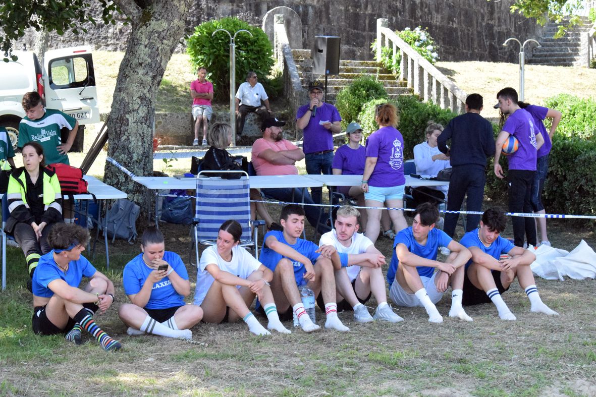 Las Olimpiadas de Aldea hacen de la playa de Vilarello la fusión de deporte y tradición