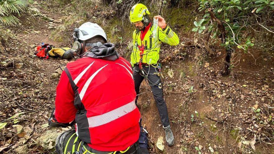 Los bomberos rescatan con el helicóptero a una senderista lesionada en la Murta