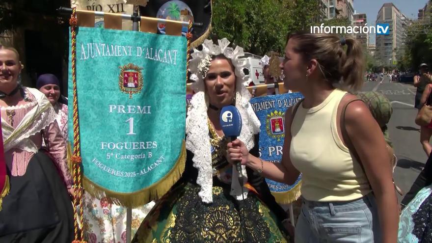 Alegría desbordada en el desfile de la entrega de premios de estas Hogueras