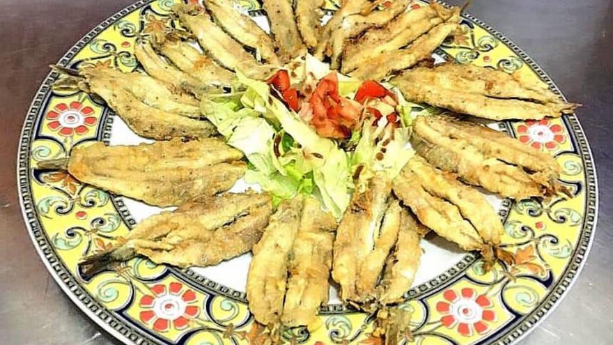 Plato de boquerones fritos en el restaurante El Empalme, en La Carlota.