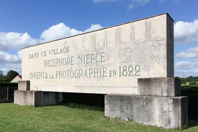 Monumento memoria Nicephore Niepce inventor de la primera fotografía