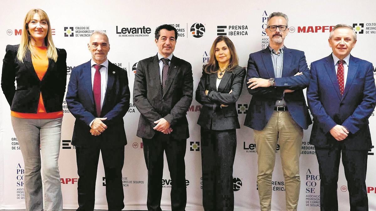 Bea Carrascosa; Miguel Sánchez Amorós, presidente de la Asociación de Corredores de Seguros de la Comunidad Valenciana; Martín Julián Rojo Martínez, presidente de la Asociación Profesional de Corredores de Seguros; Asunción Marco, directora de la oficina de corredores de Mapfre en Valencia; Jorge Benítez, presidente del Colegio de Mediadores de Seguros de Valencia, y Ricardo Garzó, director general territorial de Mapfre de la zona Este.