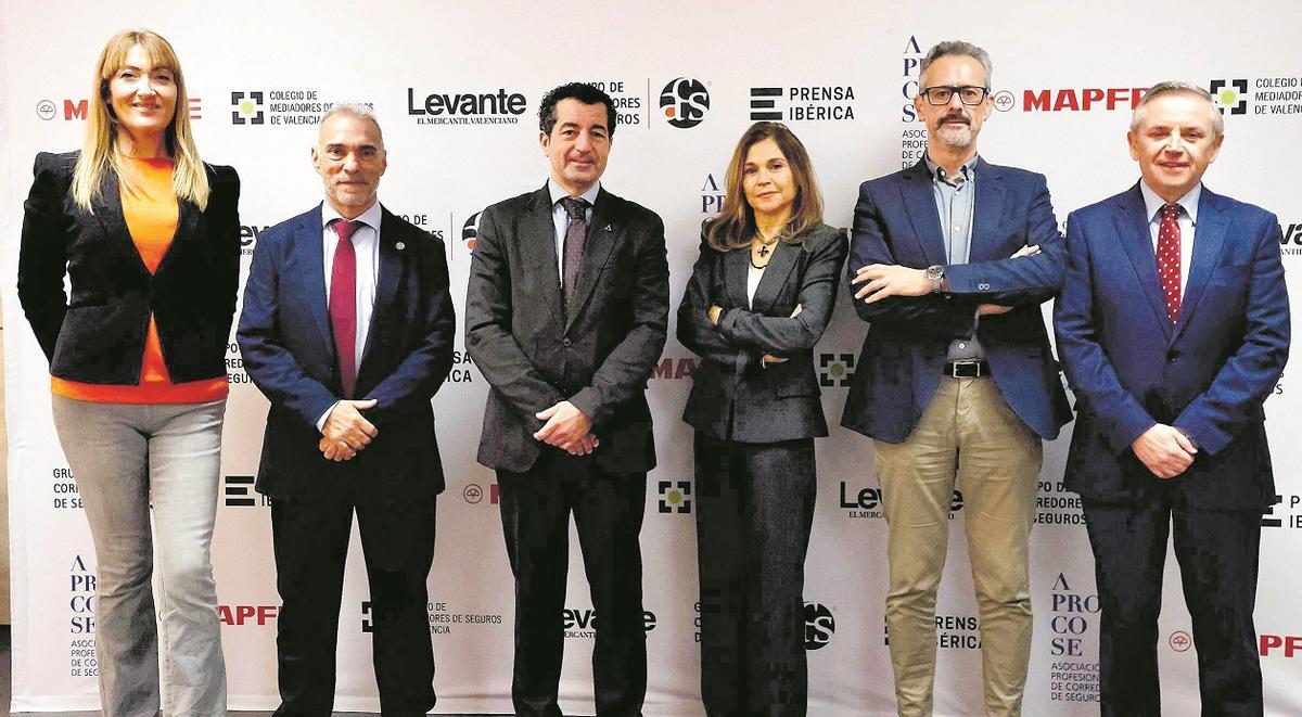 Bea Carrascosa; Miguel Sánchez Amorós, presidente de la Asociación de Corredores de Seguros de la Comunidad Valenciana; Martín Julián Rojo Martínez, presidente de la Asociación Profesional de Corredores de Seguros; Asunción Marco, directora de la oficina de corredores de Mapfre en Valencia; Jorge Benítez, presidente del Colegio de Mediadores de Seguros de Valencia, y Ricardo Garzó, director general territorial de Mapfre de la zona Este.