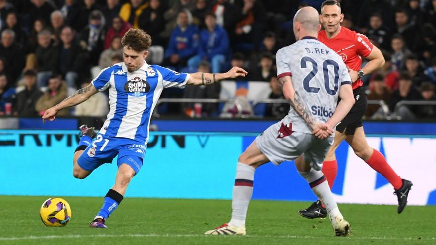 Mario Soriano dispara ante Oriol Rey en el duelo frente al Levante en Riazor la temporada pasada.