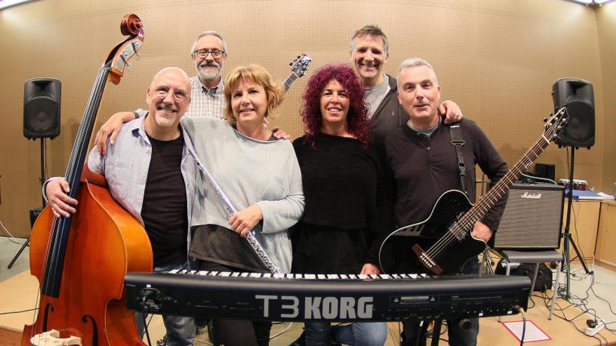 Darrere, Pep Basiana (veu i guitarra acústica) i Xavier Mestres (veu i piano). Davant, Xavier Oller (contrabaix i baix), Montse Casserras (veu i flauta travessera), Nuri Cabanes (veu i teclats) i Jordi Ribot (veu i guitarres)