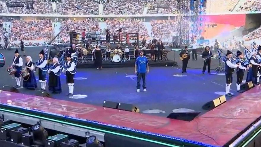 Melendi y la Real Banda de Gaitas «Ciudad de Oviedo», ayer, en el estadio de La Cartuja.