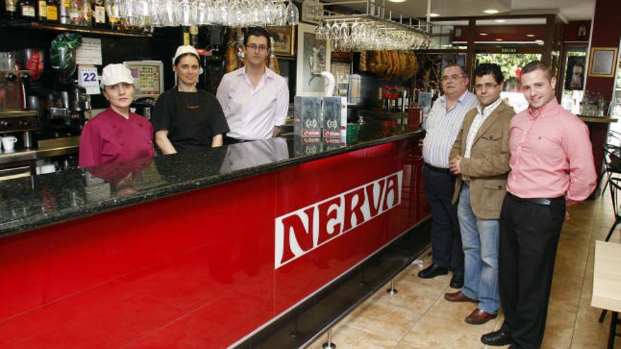 Agustín Fernández, a la derecha, junto a sus hijos Antonio y Joaquín y el personal del bar cafetería, Eduardo, Valentina y Katy.