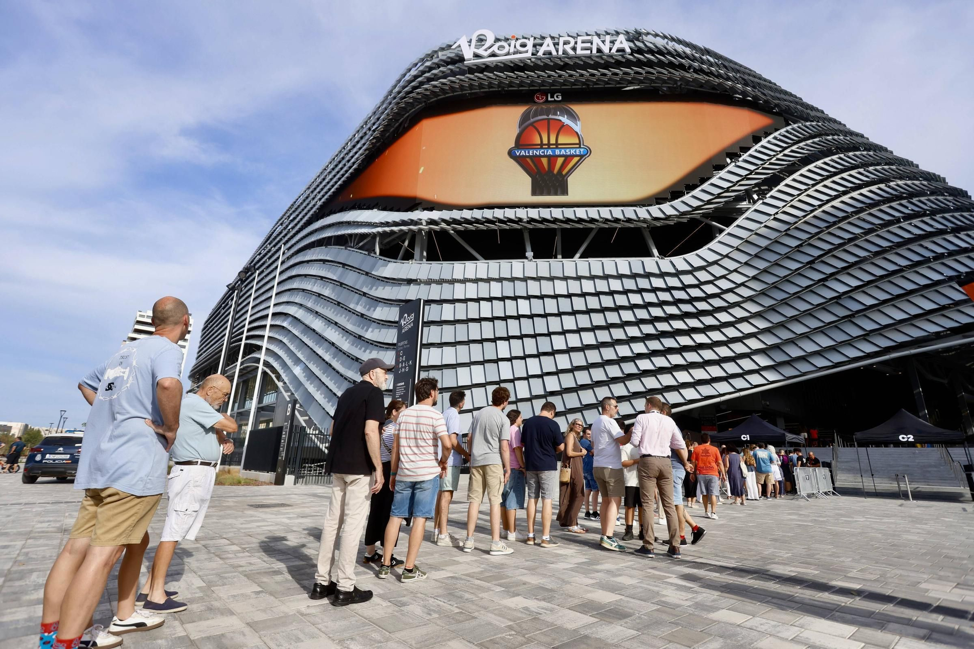 La afición del Valencia Basket visita el Roig Arena