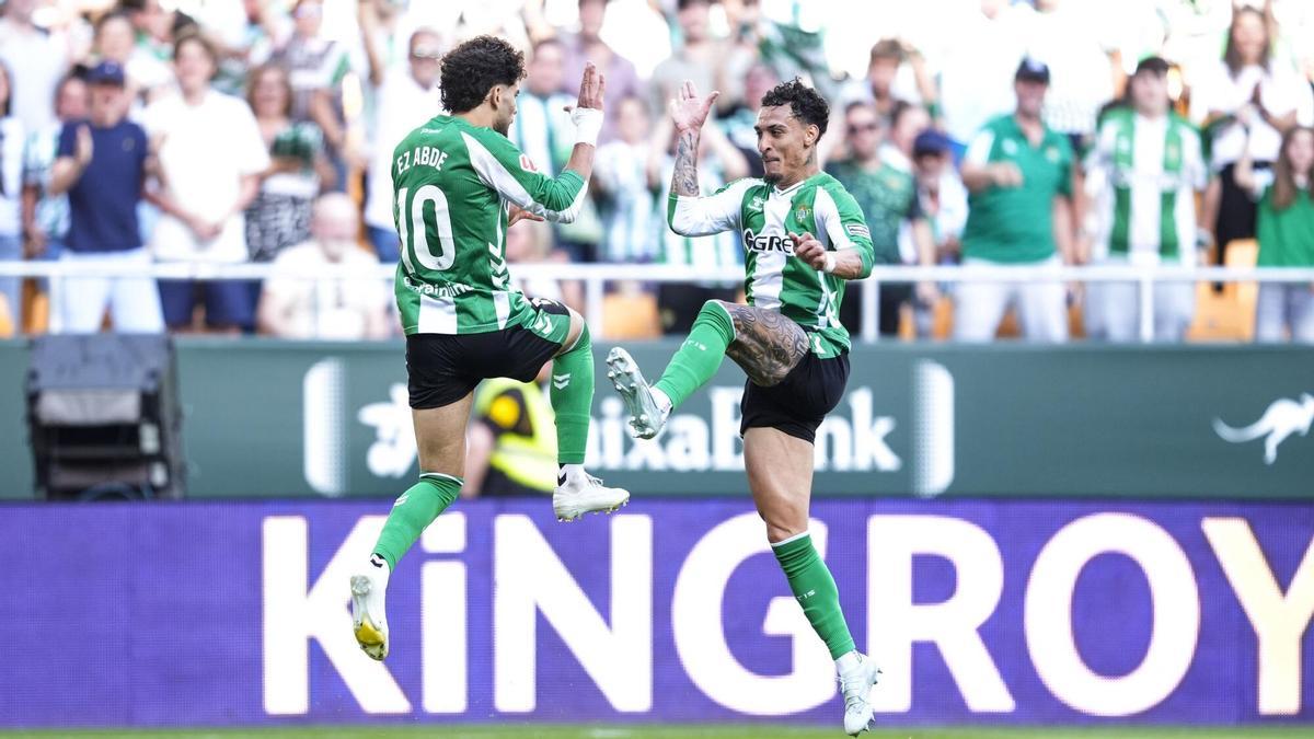 Abde celebra con Antony su gol durante el Betis-Oviedo de Liga en La Cartuja