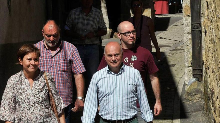 Carmen Moriyón, junto a Rogelio Muñiz, ayer, en el Mercáu de Cenera.