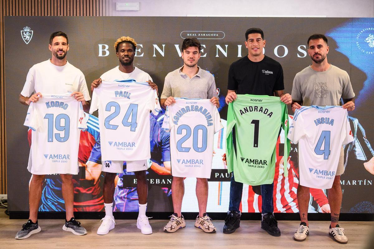 Kodro, Akouokou, Aguirregabiria, el director deportivo  Txema Indias, Andrada e Insua, durante la presentación de los cinco jugadores el pasado verano.