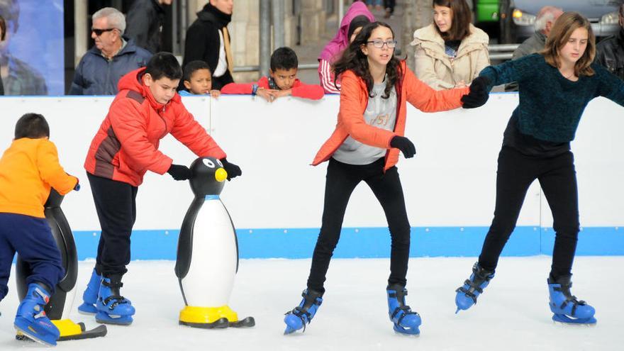 Patinadors a la pista de gel de Manresa.