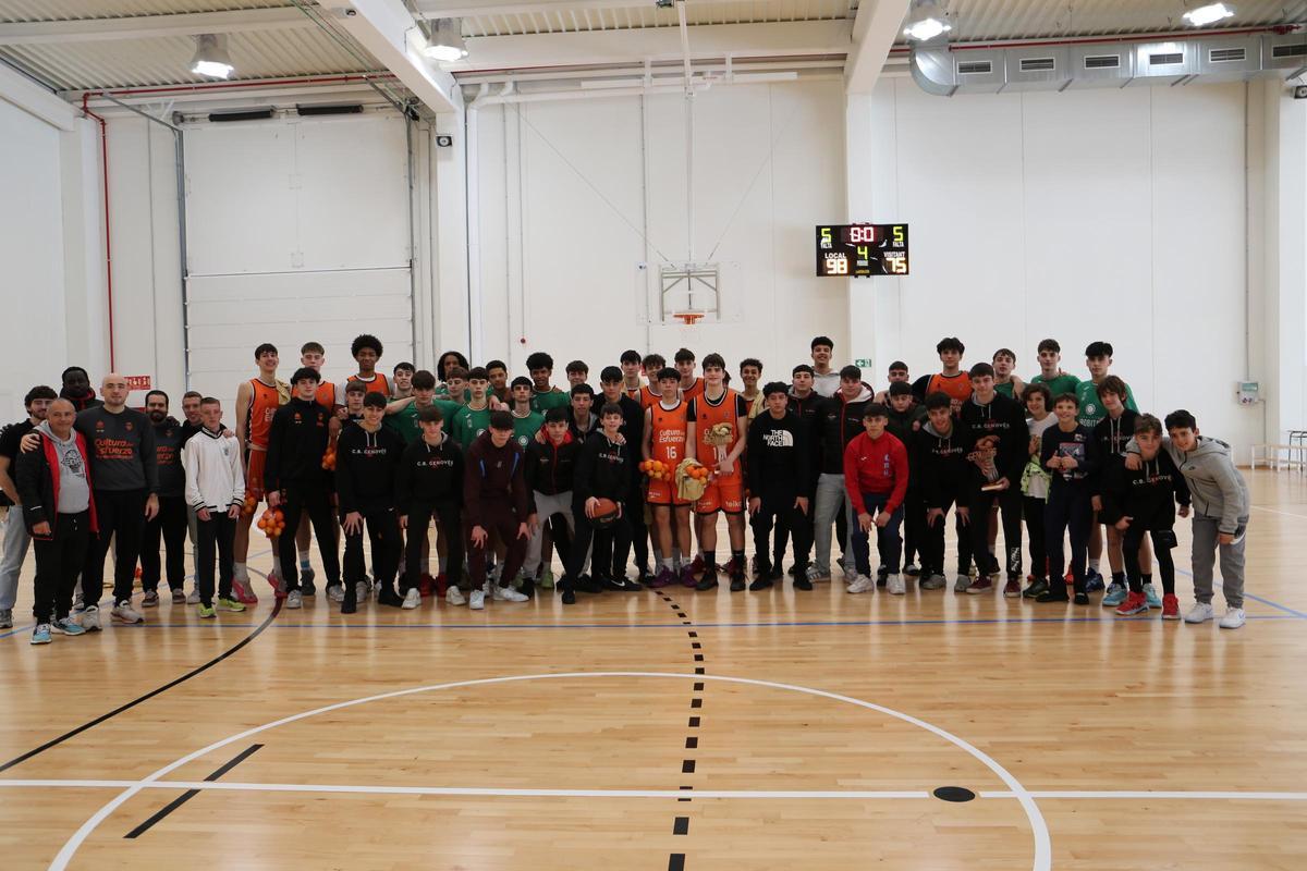 Jugadores de los equipos participantes en el XXI Torneig Nacional Cadet del Genovés.